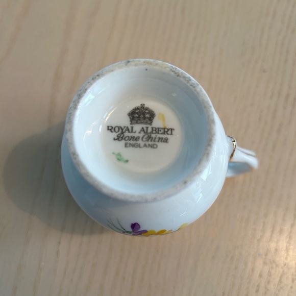 Vintage Royal Albert Creamer and Sugar Bowl - Picture 5 of 9